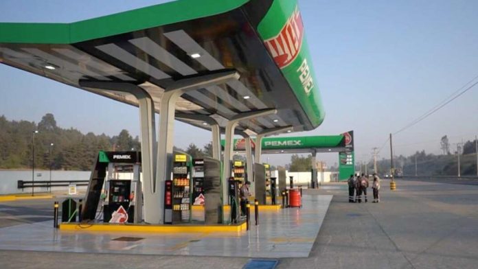 Conductor atropella a empleado de gasolinera tras discusión sobre el precio del combustible