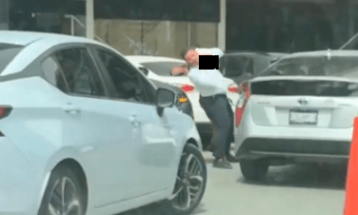 ¡En pleno San Pedro Garza García!: Conductores se pelean a golpes por estacionamiento