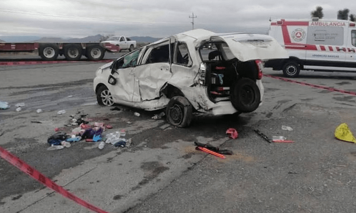 Dos hermanos pierden la vida en accidente entre tráiler y camioneta en la carretera Saltillo-Monclova