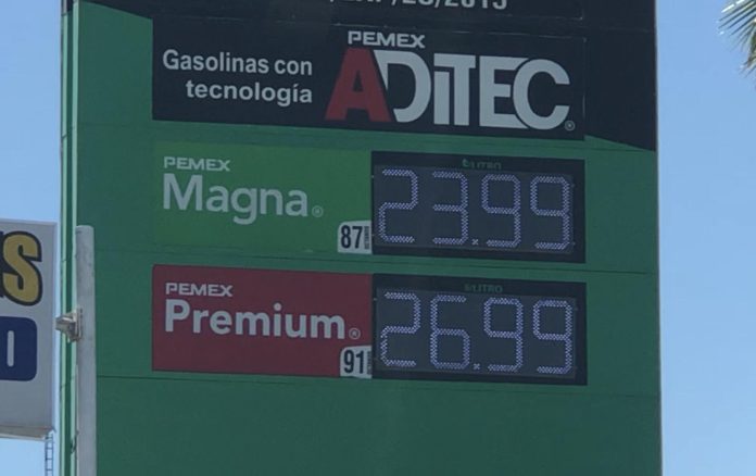 El precio de la gasolina verde en algunos establecimientos ya bajo a 23.99 pesos por litro