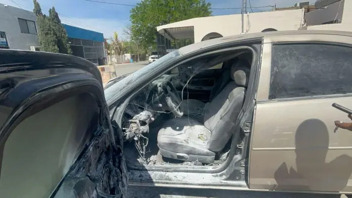 El vehículo presentó un corto circuito y ocasionó esta falla un incendio