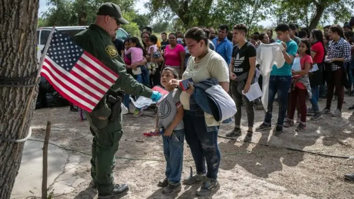 Estados Unidos establece plazo para la salida de migrantes; Trump elimina programa de permiso temporal