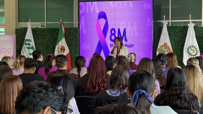 Estudiantes y maestros presentes en la conferencia con motivo del 8M