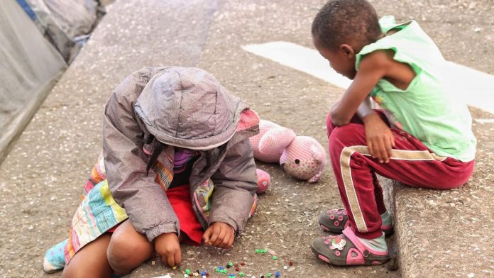 Gobierno de Trump busca reabrir centros de detención para niños migrantes