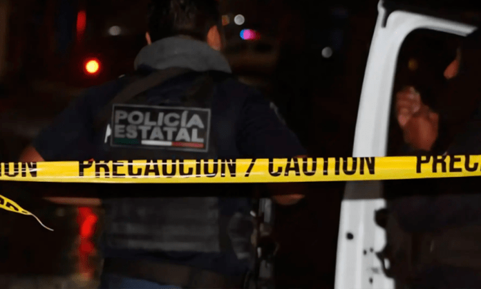 Hallan a hombre sin vida envuelto en una sábana en la calle
