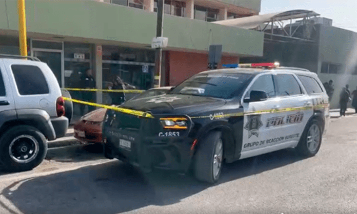 Hombre de 62 años pierde la vida dentro de su vehículo frente al seguro