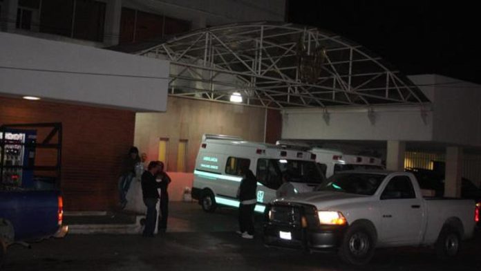Hombre ebrio sufre caída desde el balcón de su casa: ¡Cayó aproximadamente 10 metros!