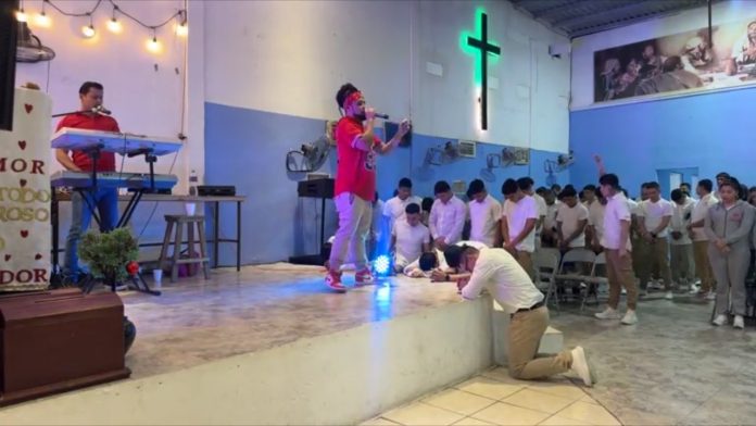 El evento contó con la conferencia del Sr. F, músico y artista originario de Hidalgo, Nuevo León, quien compartió un mensaje de fe, esperanza y amor con jóvenes y familias.