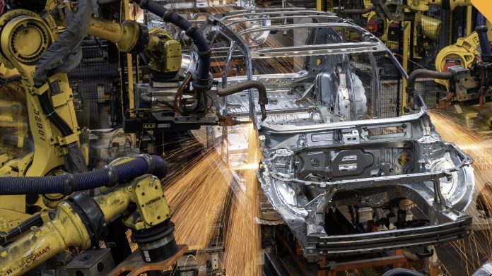 El sector automotriz es clave para México, pues entre el 60 y 70 por ciento de su producción se exporta a Estados Unidos, por lo que debemos proteger ese mercado.
