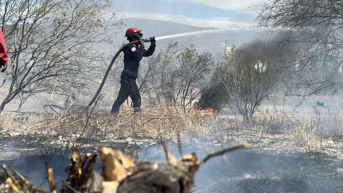 Elementos de la Policía Preventiva de Castaños detuvieron en flagrancia a un hombre acusado de provocar un incendio en un lote baldío ubicado en los límites entre Monclova y Castaños, a la altura de la colonia Asturias.
