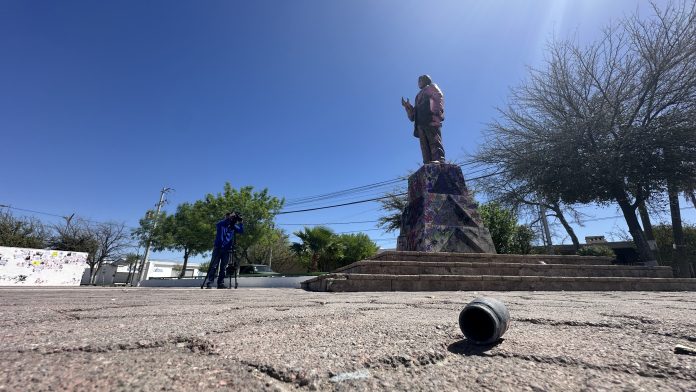 “En días pasados varios compañeros taparon con cartón la escultura, pero aún así, las manifestantes retiraron todo y la vandalizaron nuevamente, sin que las autoridades intervinieran”, denunció Monreal Cigarroa.