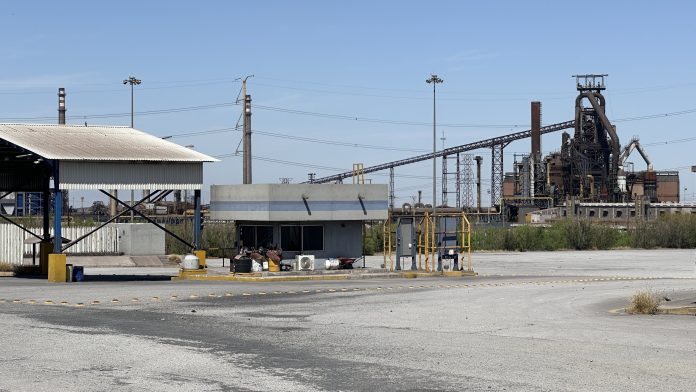 El proceso de quiebra de Altos Hornos de México (AHMSA) es supervisado por la jueza Ruth Haggi Huerta, quien vigila las acciones del síndico Víctor Manuel Aguilera Gómez.