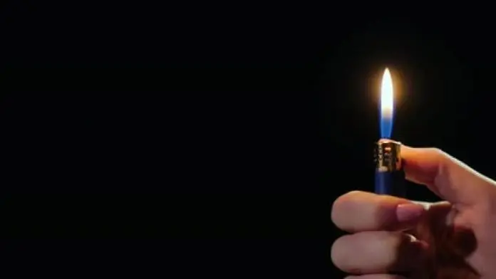 Joven de 19 años provoca incendio tras descubrir a su pareja con otra mujer y enfrenta cargos legales
