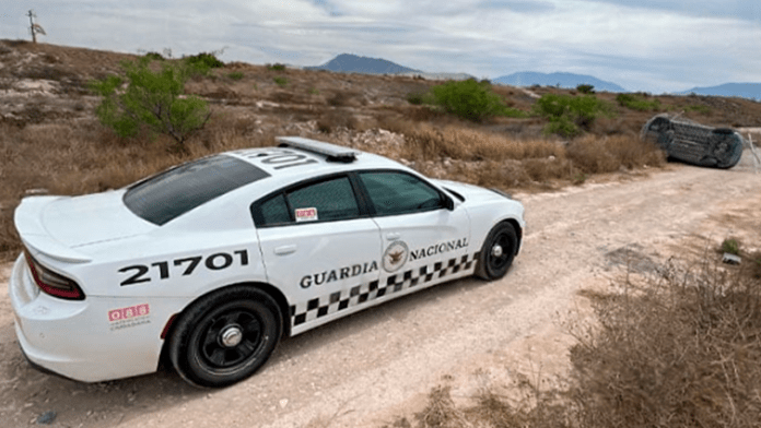 Joven pierde el control de su vehículo al ir a alta velocidad y termina volcado dentro del Aeropuerto Plan de Guadalupe en Ramos Arizpe