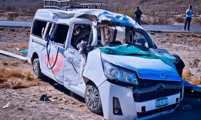 Madre e hijo pierden la vida abrazados tras volcadura en la carretera en Coahuila; viajaban rumbo al Parque Estrella