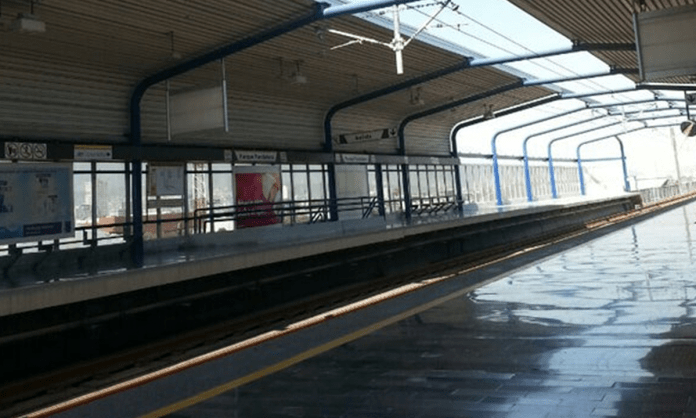 Mujer es rescatada tras caer a las vías del metro, desconocen si se lanzó