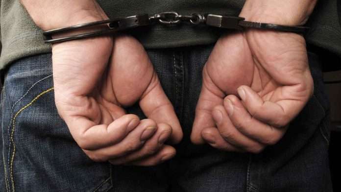Niña de siete años muere tras golpiza; su padrastro y madre están detenidos
