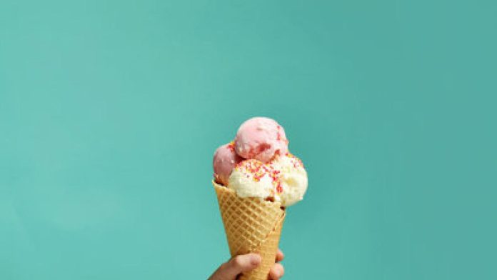 Niño llama al 911 porque su mamá se comió su helado