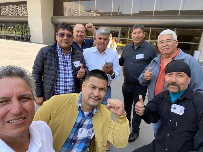Comisionados del Grupo de Defensa Laboral de Trabajadores de AHMSA en la Cámara de Diputados.