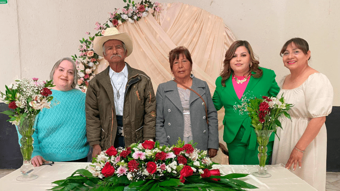 Pareja se casa tras 50 años juntos en boda comunitaria en Coahuila