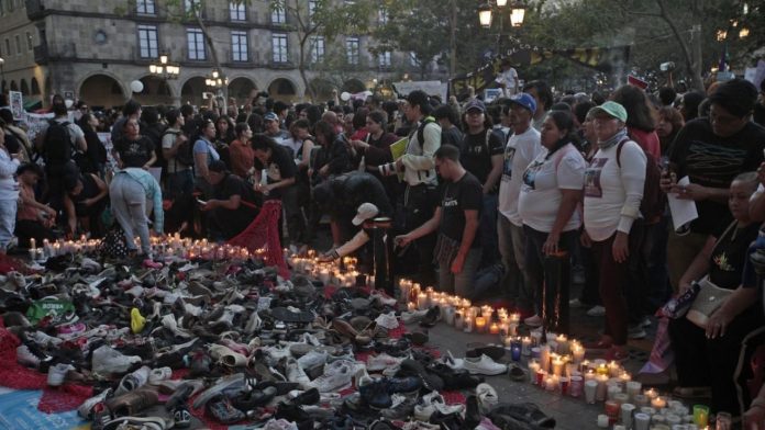 Personas en varios estados se reúnen en luto nacional tras el hallazgo en Teuchitlán, Jalisco