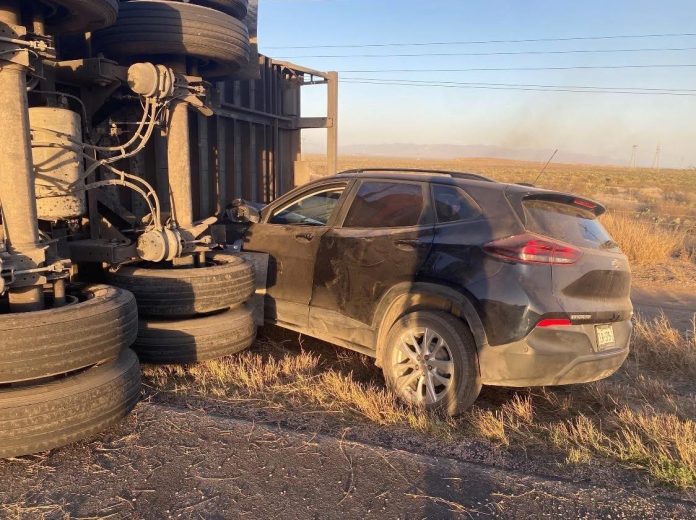Por falta de visibilidad una camioneta Chevrolet Tracker impactó al trailer
