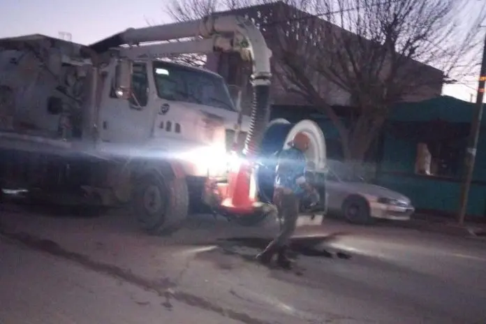 Simas Acuña trabaja en mantenimiento de pozos de visita
