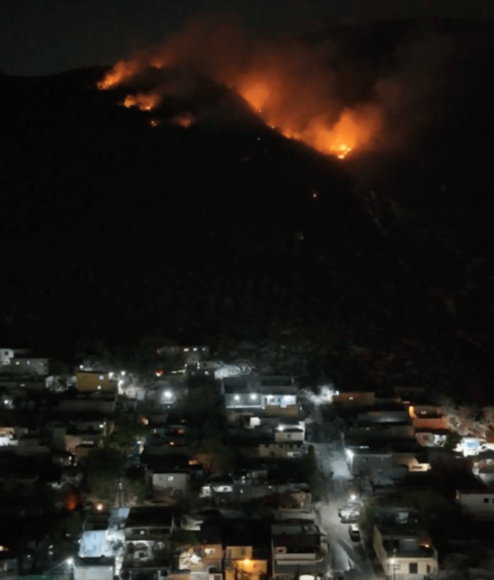 Incendio forestal prende el Cerro del Topo Chico en Monterrey