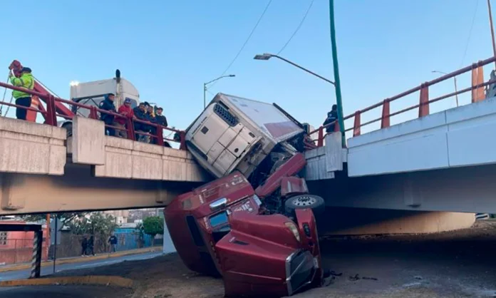 Tráiler que transportaba chiles cae desde un puente