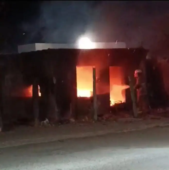 Un fuerte incendio ocurrió en la calle Héroes y América en Sabinas