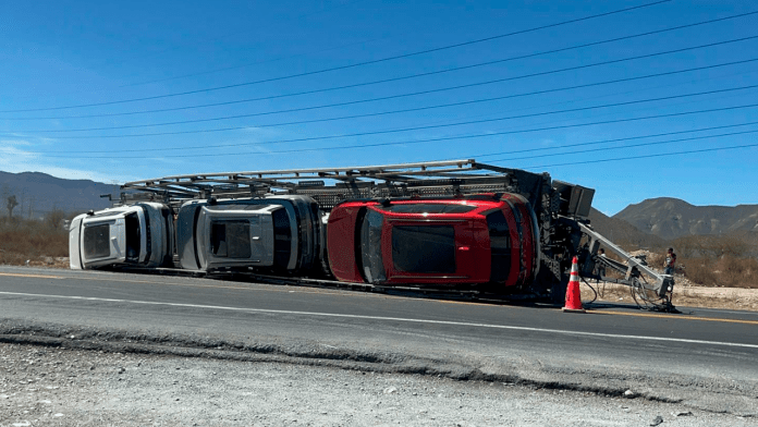 Vuelca tráiler que transportaba camionetas nuevas de agencia en Coahuila