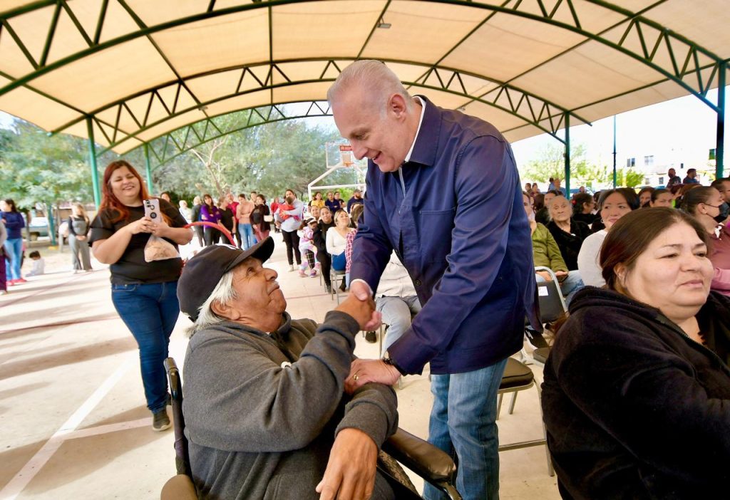 Román Cepeda entrega techumbre en El Kiosko, y anuncia un Parque Lineal en el oriente de Torreón