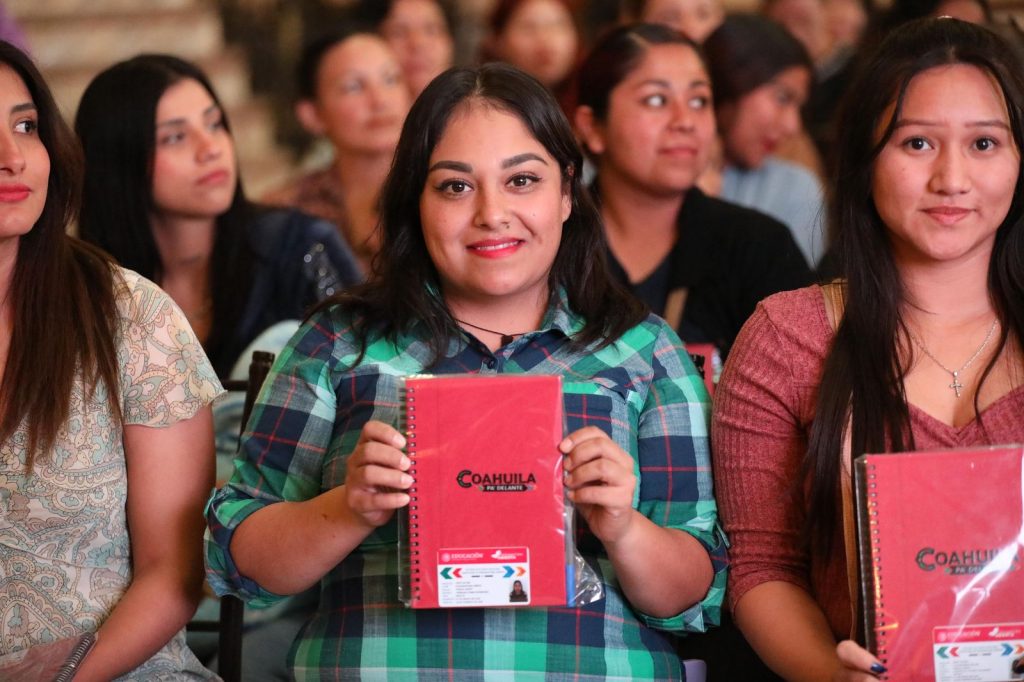Arrancan Paola y Manolo gran programa de prepa para las mujeres de Coahuila