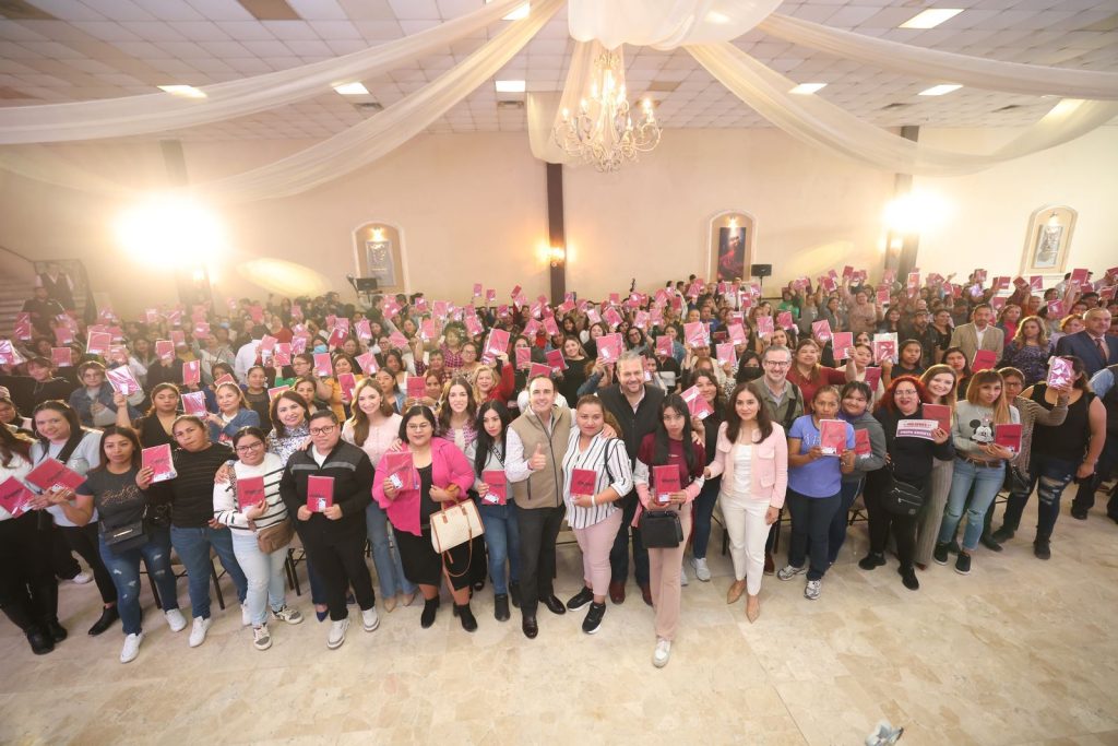 Arrancan Paola y Manolo gran Programa de Prepa para las Mujeres de Coahuila