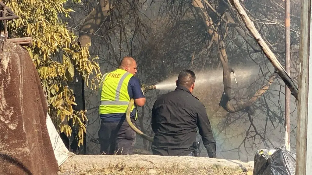 Fuerte incendio en los márgenes del río Sabinas; alcanzó algunas viviendas