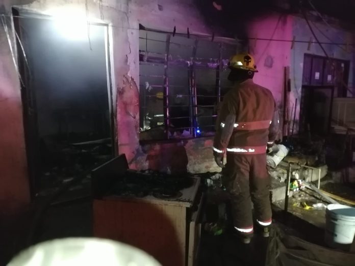 Un Cortocircuito Causó la Pérdida Total de una Casa Habitación en la Colonia 28 de Noviembre
