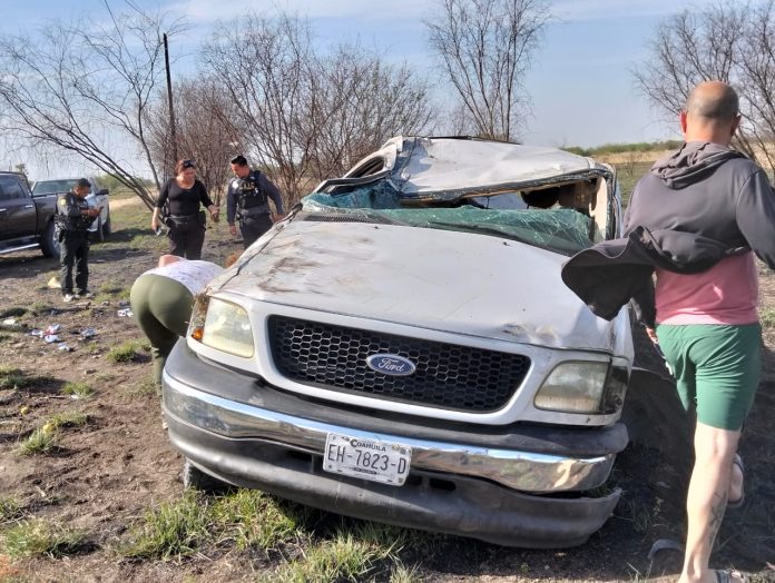 Mujer y Hijo Resultan Afectados tras Volcadura de Camioneta