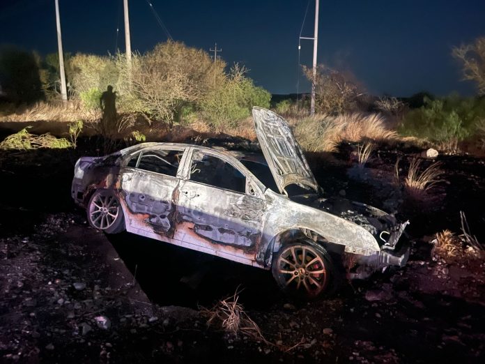 Ebrio al volante: Accidente en Barroterán deja heridos y auto calcinado