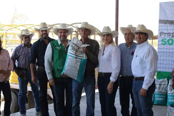 Entrega Laura Jiménez semilla de sorgo a ejidatarios de Múzquiz