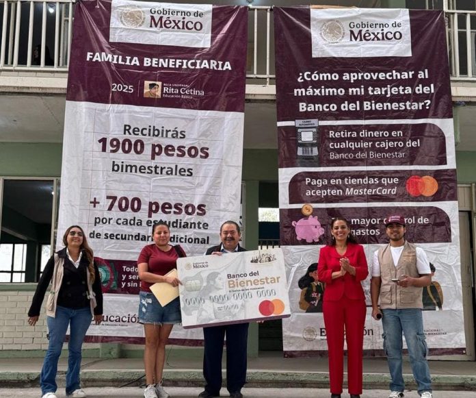 Más de 550 padres de familia acudieron a la Secundaria Agustín Terrazas Menchaca en Múzquiz para recibir el apoyo