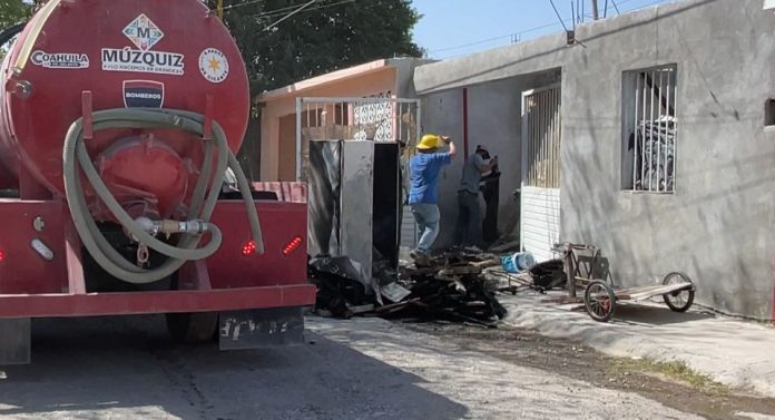 Llamas amenazaban con consumir hogar en Infonavit Oasis; la valentía de tres hombres evitó una tragedia