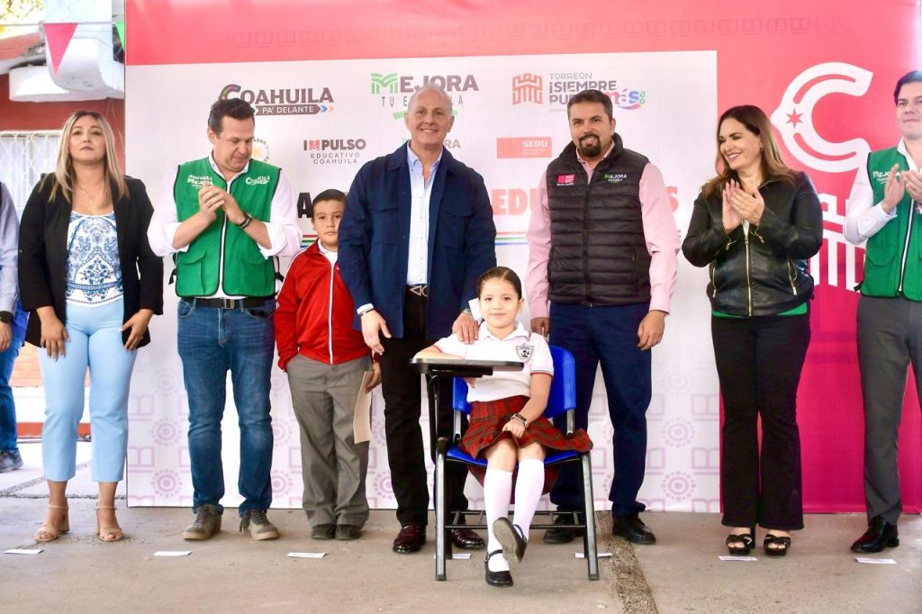 Román Cepeda preside entrega de apoyos educativos a alumnos de primaria