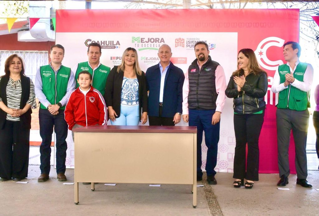 Román Cepeda preside entrega de apoyos educativos a alumnos de primaria