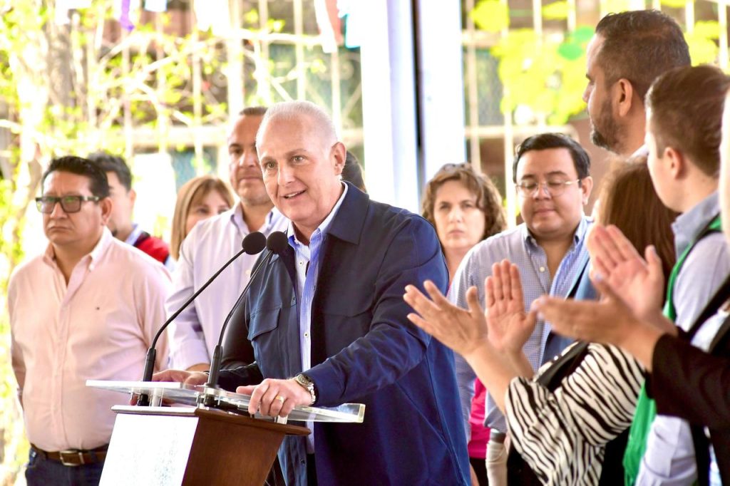 Román Cepeda preside entrega de apoyos educativos a alumnos de primaria
