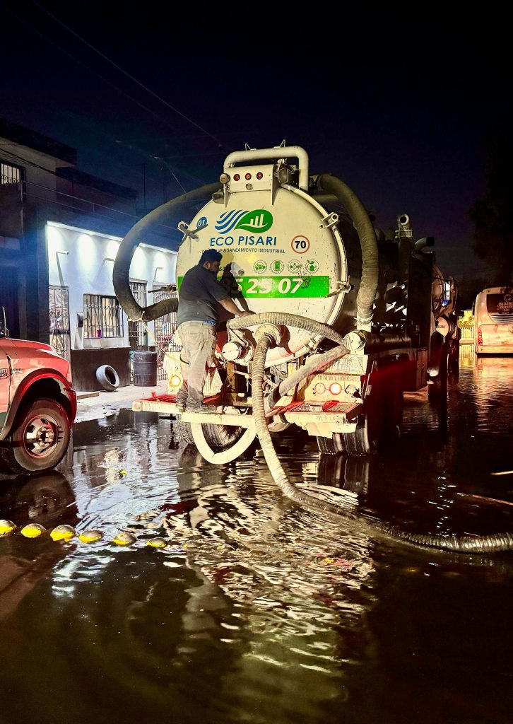 En coordinación SIMAS Torreón y CONAGUA atienden filtración de agua de canal de riego a líneas sanitarias del ejido El Tajito