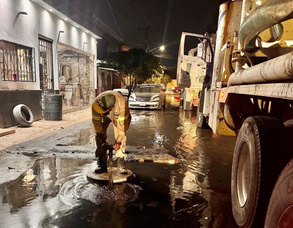 En coordinación SIMAS Torreón y CONAGUA atienden filtración de agua de canal de riego a líneas sanitarias del ejido El Tajito
