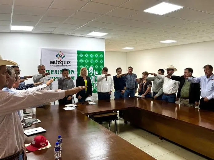 Laura Jiménez Gutiérrez, alcaldesa, tomó protesta a los integrantes en reunión este jueves.