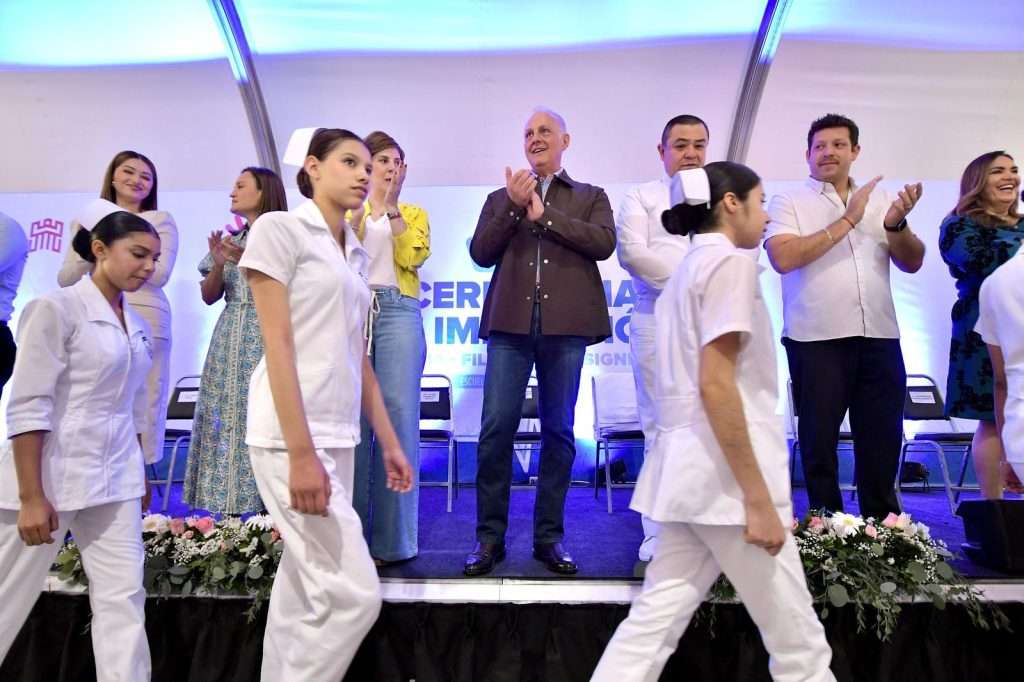 Román Cepeda impone cofias y filipinas a estudiantes de Enfermería de DIF Torreón; además les entrega apoyo económico