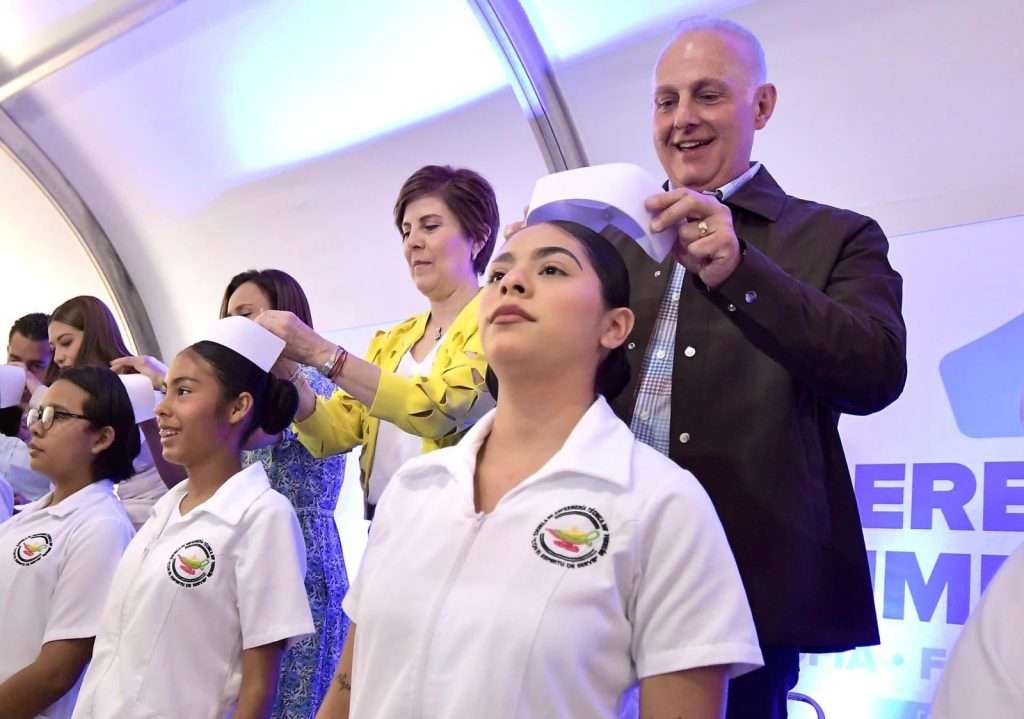 Román Cepeda impone cofias y filipinas a estudiantes de Enfermería de DIF Torreón; además les entrega apoyo económico