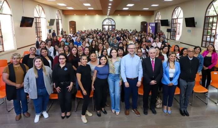 Inicia primera generación de 'Mujeres echadas pa'delante' en universidad